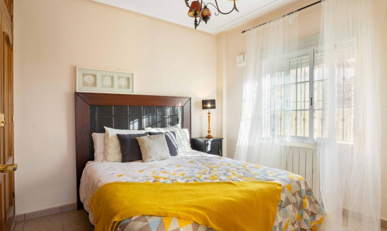 Herverkoop - Huis -
Orihuela Costa* - Los Almendros-La Florida