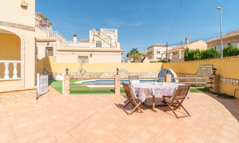 Herverkoop - Huis -
Orihuela Costa* - Los Almendros-La Florida