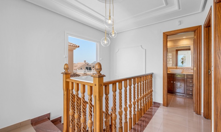 Venta - Villa -
Torrevieja