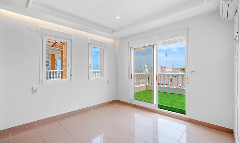 Venta - Villa -
Torrevieja