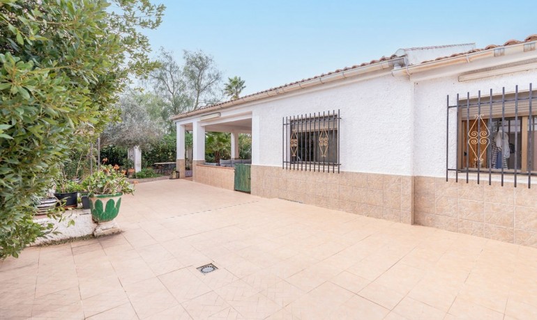 Herverkoop - 3 Detached Villas -
Hondón de las Nieves