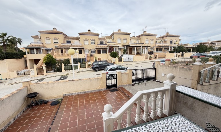 Venta - Apartamento / piso -
La Zenia