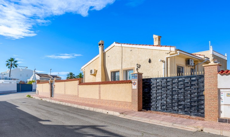 Herverkoop - Villa -
Cuidad Quesada* - Doña pepa