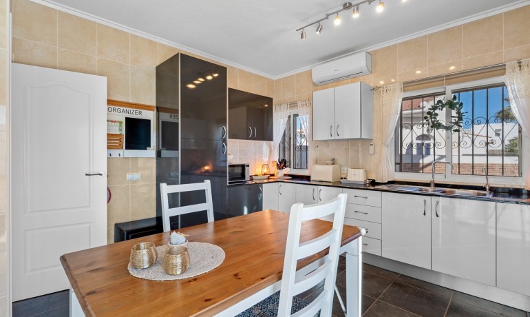 Herverkoop - Villa -
Cuidad Quesada* - Doña pepa