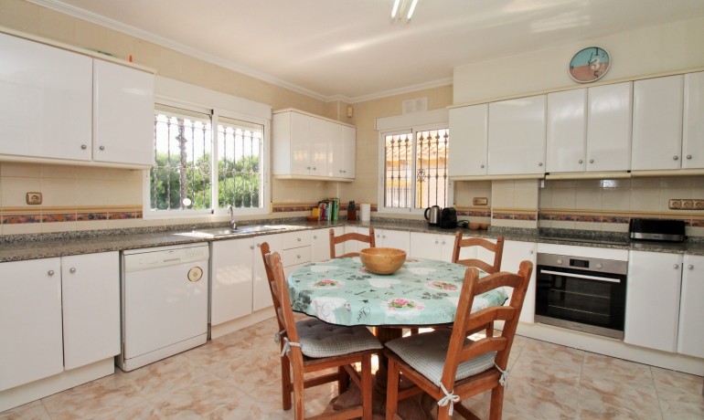 Herverkoop - Villa -
Playa Flamenca