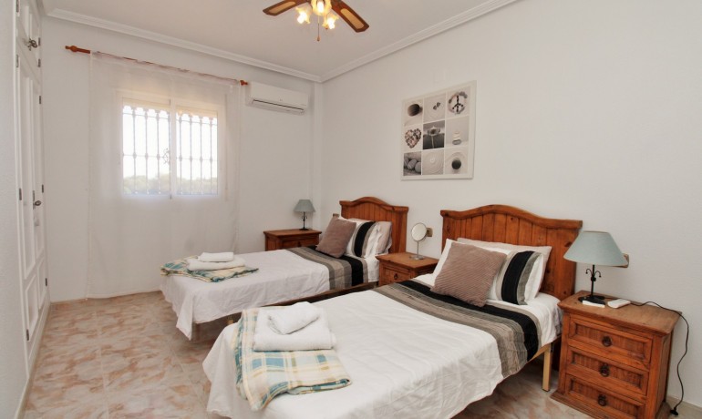 Herverkoop - Villa -
Playa Flamenca