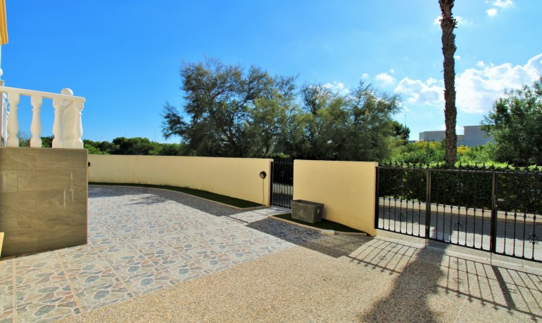 Herverkoop - Villa -
Playa Flamenca