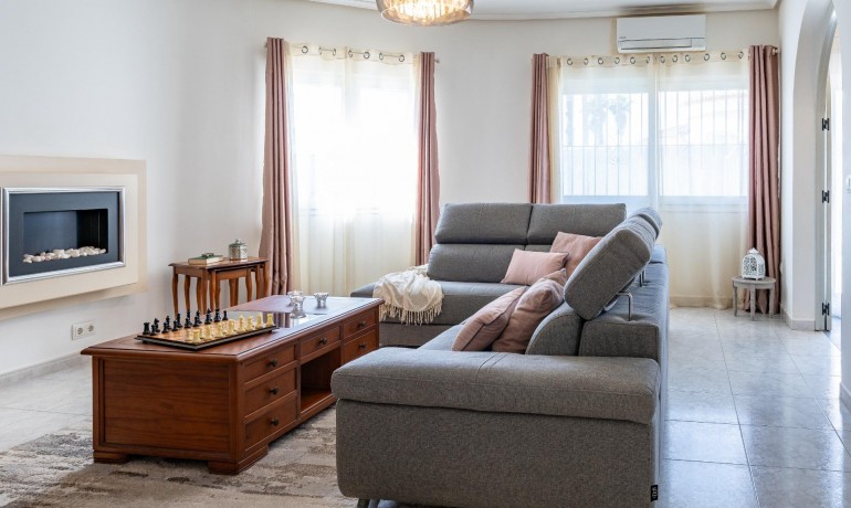 Herverkoop - Villa -
Orihuela Costa* - Playa Flamenca