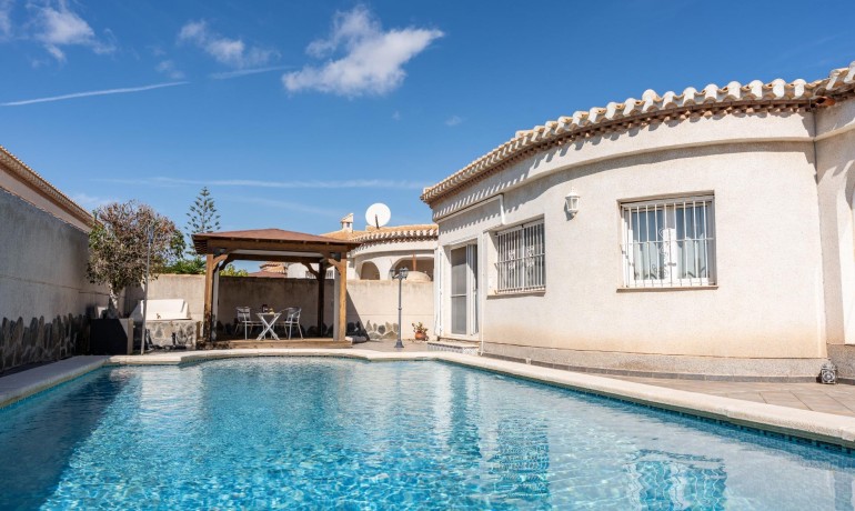 Herverkoop - Villa -
Orihuela Costa* - Playa Flamenca