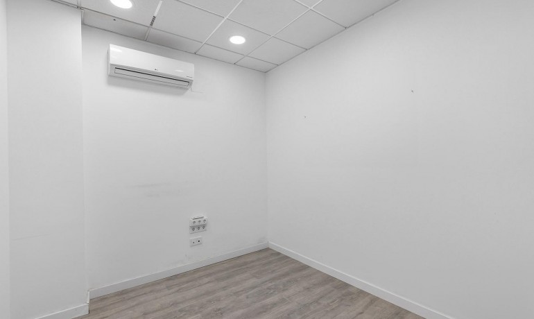 Revente - Commercial -
Torrevieja* - La Mata pueblo