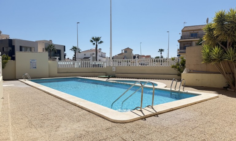 Venta - Apartamento / piso -
La Zenia