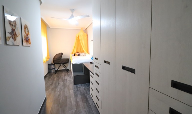 Revente - Maison -
Redovan - Redovan - Town