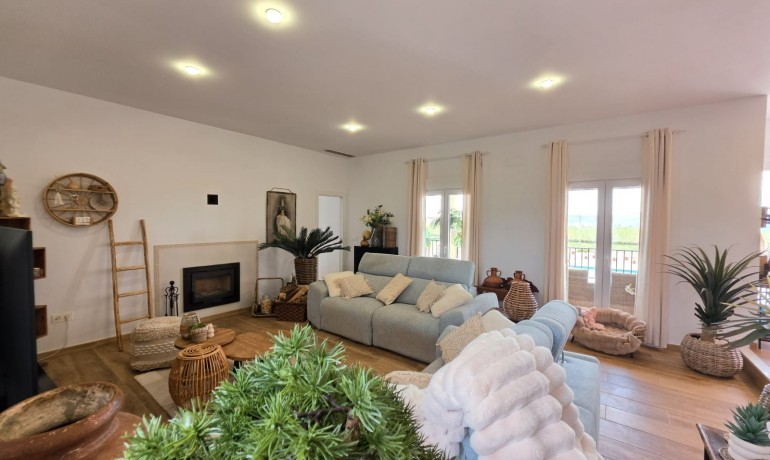 Sale - Finca / Country Property -
Pinoso - Pinoso - Country