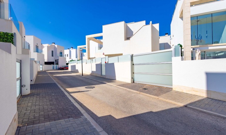 Herverkoop - Villa -
Orihuela Costa* - Lomas de Cabo Roig