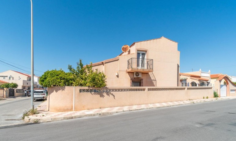 Sale - Villa -
San Fulgencio - La Marina