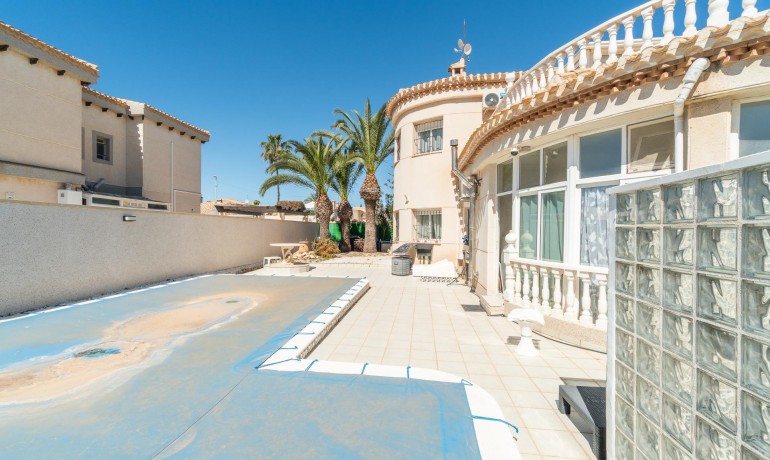 Sale - Villa -
Orihuela Costa* - La Zenia