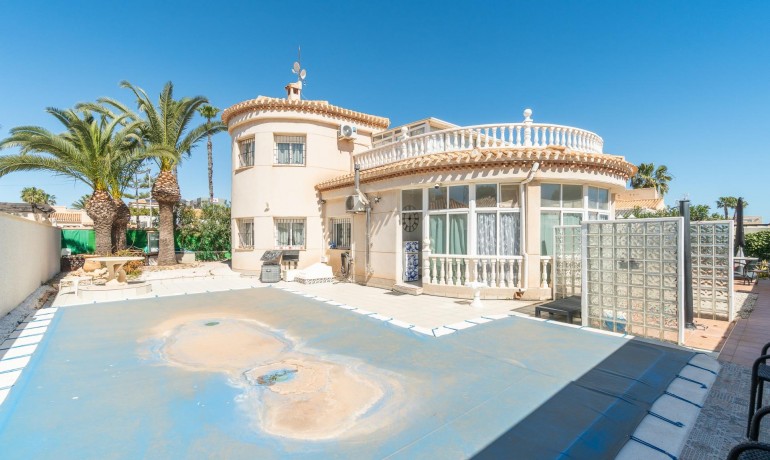 Sale - Villa -
Orihuela Costa* - La Zenia
