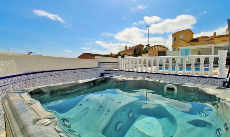 Sale - Villa -
Villamartin