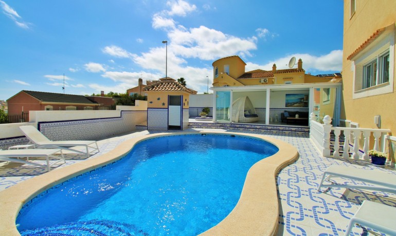 Sale - Villa -
Villamartin