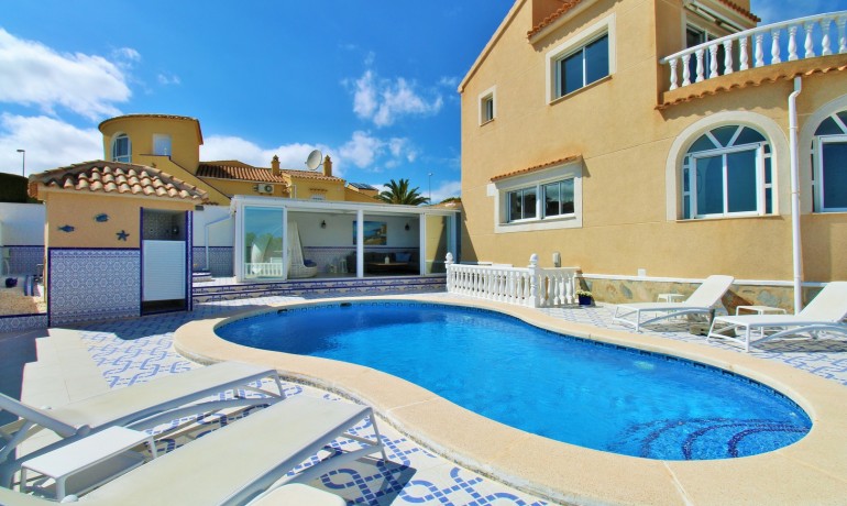 Sale - Villa -
Villamartin
