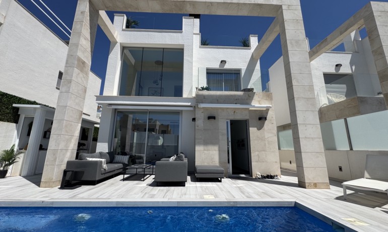 Sale - Villa -
Lomas de Cabo Roig