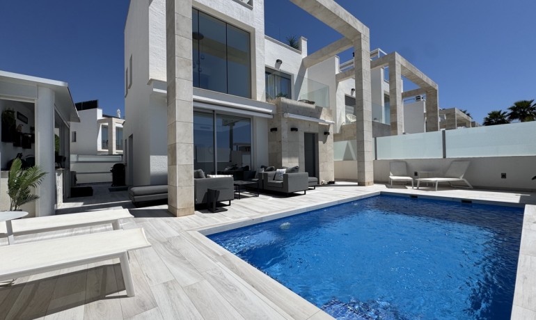 Sale - Villa -
Lomas de Cabo Roig