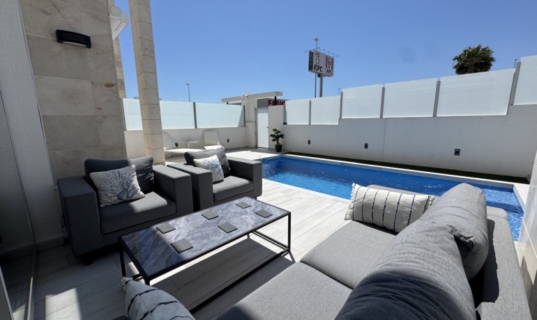 Sale - Villa -
Lomas de Cabo Roig