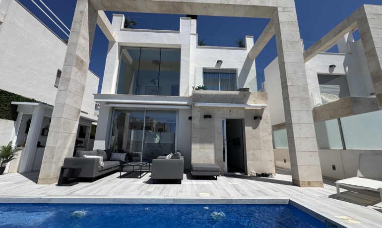 Sale - Villa -
Lomas de Cabo Roig