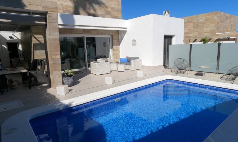 Sale - Villa -
Algorfa - La Finca Golf Resort