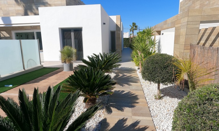 Sale - Villa -
Algorfa - La Finca Golf Resort