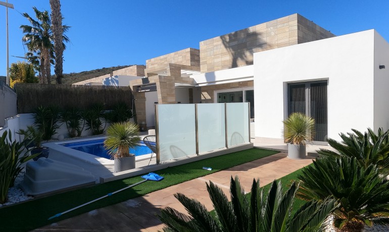 Sale - Villa -
Algorfa - La Finca Golf Resort