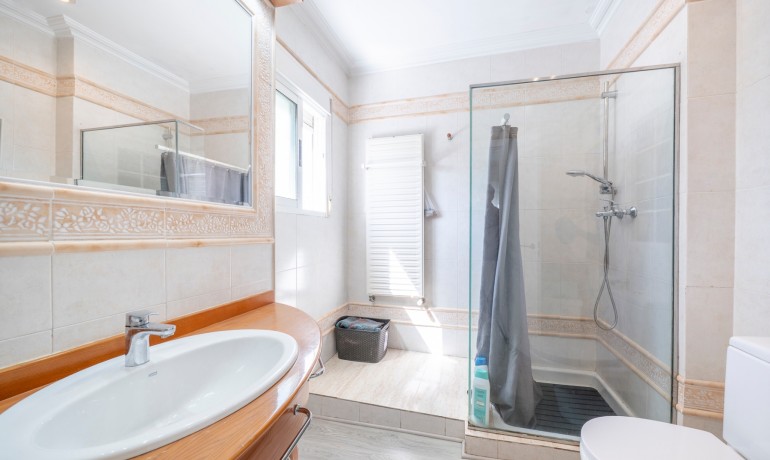 Sale - House -
Guardamar del Segura - El Moncayo