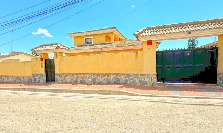 Sale - Villa -
Torrevieja - Los Balcones - Los Altos del Edén