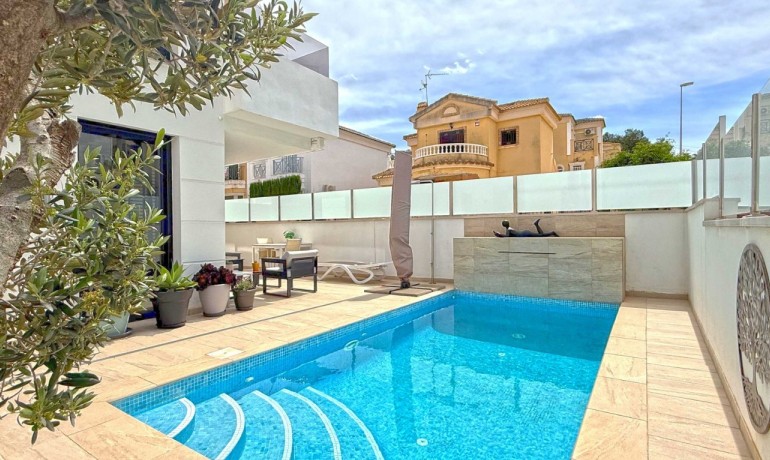 Sale - Villa -
Orihuela Costa - Villamartin