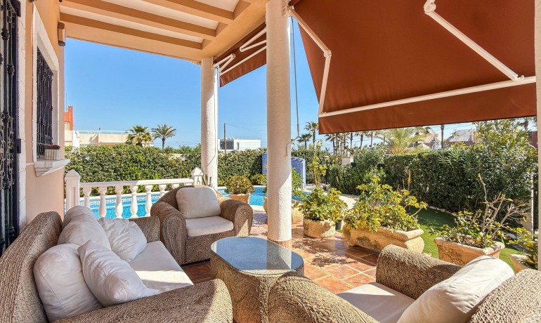 Sale - Villa -
Torrevieja - Torrelamata - La Mata