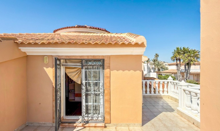 Sale - Villa -
Torrevieja - Torrelamata - La Mata