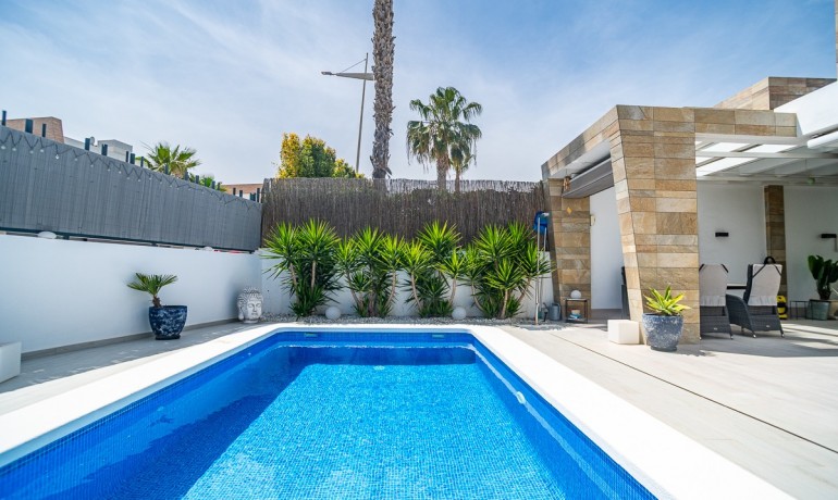 Sale - Villa -
Algorfa* - La Finca Golf