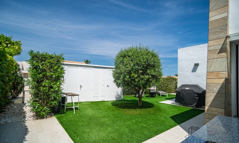 Sale - Villa -
Algorfa* - La Finca Golf