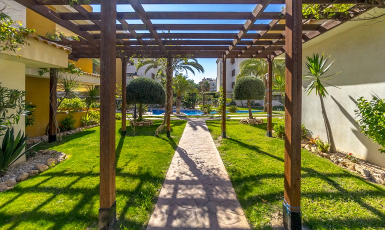 Sale - Apartment / Flat -
Torrevieja - Punta Prima