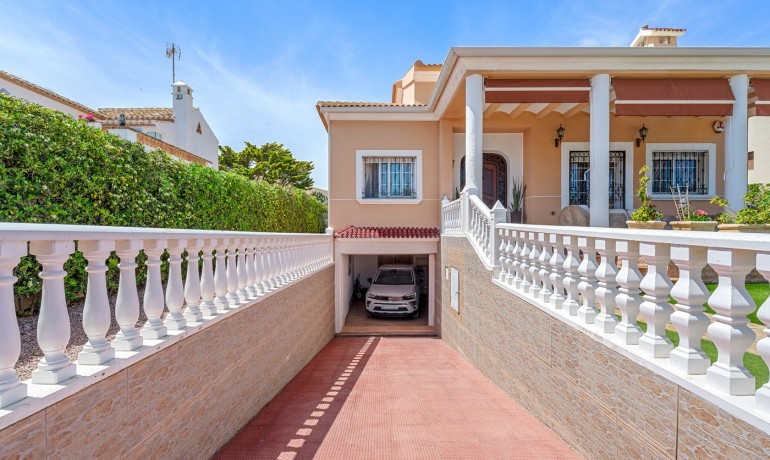 Sale - Villa -
Torrevieja - Torre La Mata