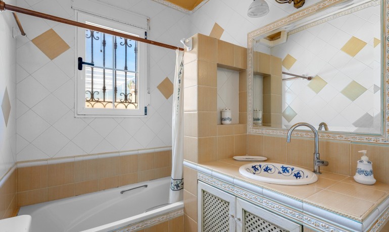 Sale - Villa -
Torrevieja - Torre La Mata