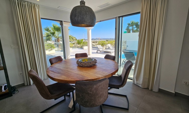 Herverkoop - Villa -
La Marina