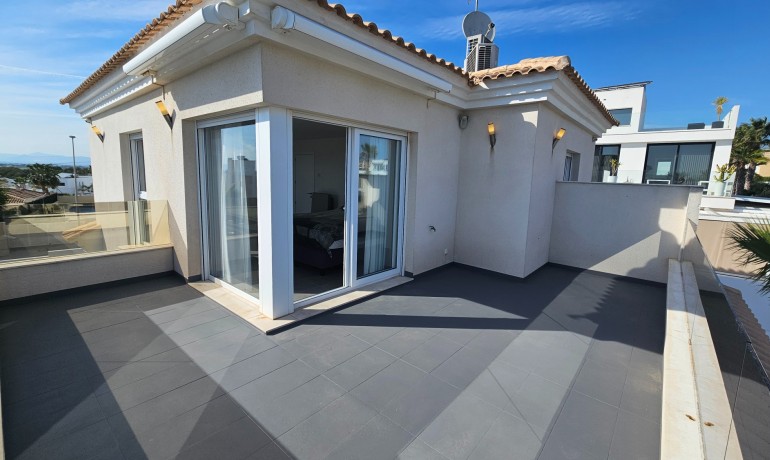 Herverkoop - Villa -
La Marina