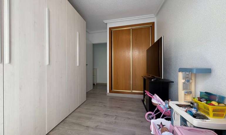 Venta - Apartamento / piso -
Torrevieja - Centro