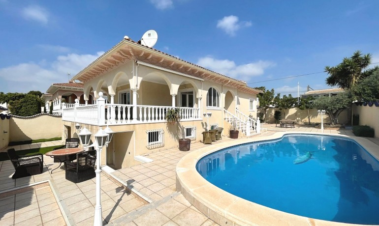 Venta - Villa -
Ciudad Quesada - Central Quesada