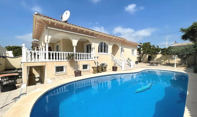 Venta - Villa -
Ciudad Quesada - Central Quesada