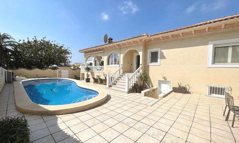 Venta - Villa -
Ciudad Quesada - Central Quesada