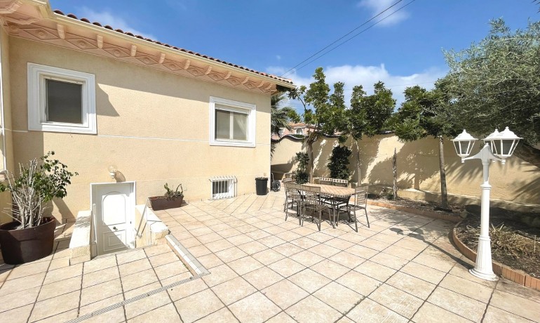 Venta - Villa -
Ciudad Quesada - Central Quesada