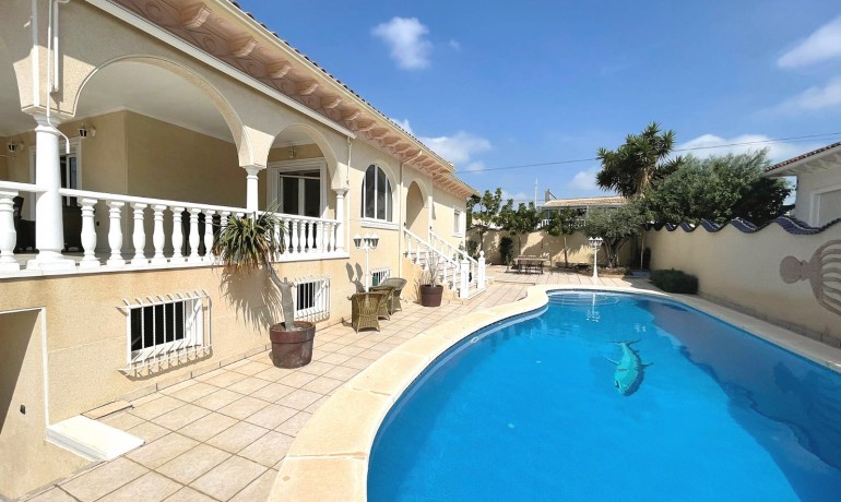 Venta - Villa -
Ciudad Quesada - Central Quesada