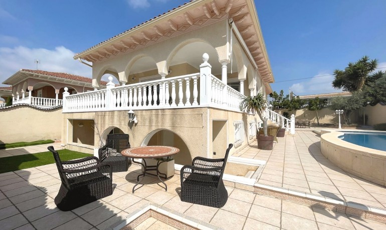 Venta - Villa -
Ciudad Quesada - Central Quesada